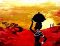 Mujer negra con tarro en el atardecer africano